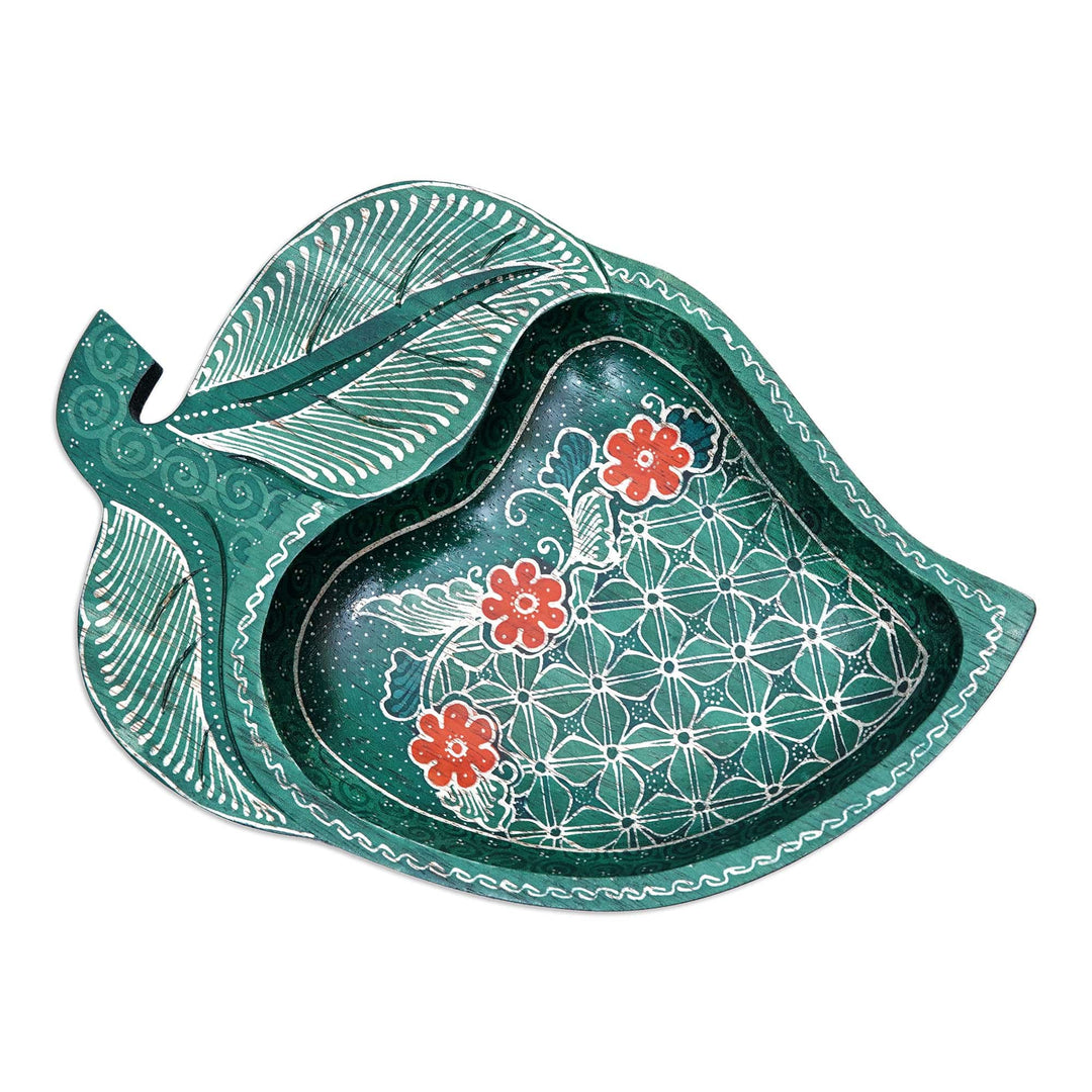 Batik Leaf-Shaped Green and Red Pule Wood Decorative Plate - Truntum Foliage