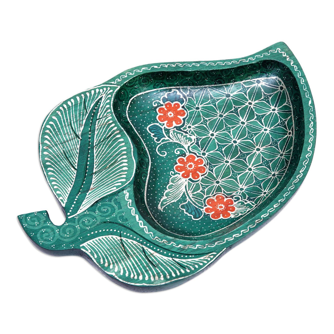 Batik Leaf-Shaped Green and Red Pule Wood Decorative Plate - Truntum Foliage