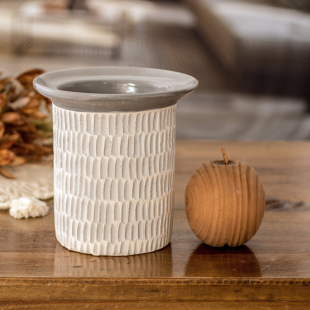 Handcrafted Textured Watertight Ceramic Vase from Guatemala - Art and Elegance in Grey