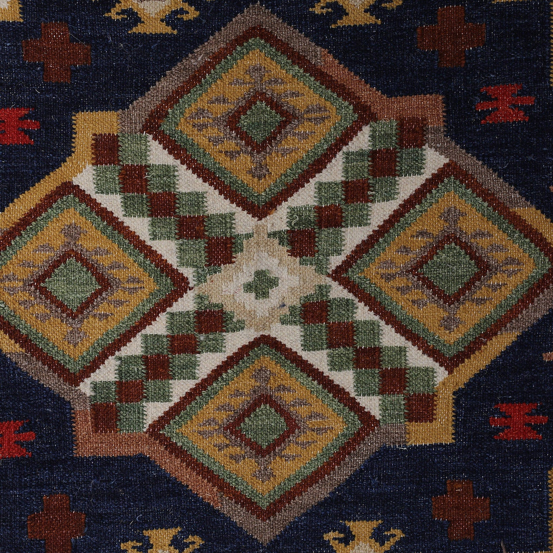 Classic Geometric Strawberry and Navy Wool Area Rug (4x6) - Striking Symmetry