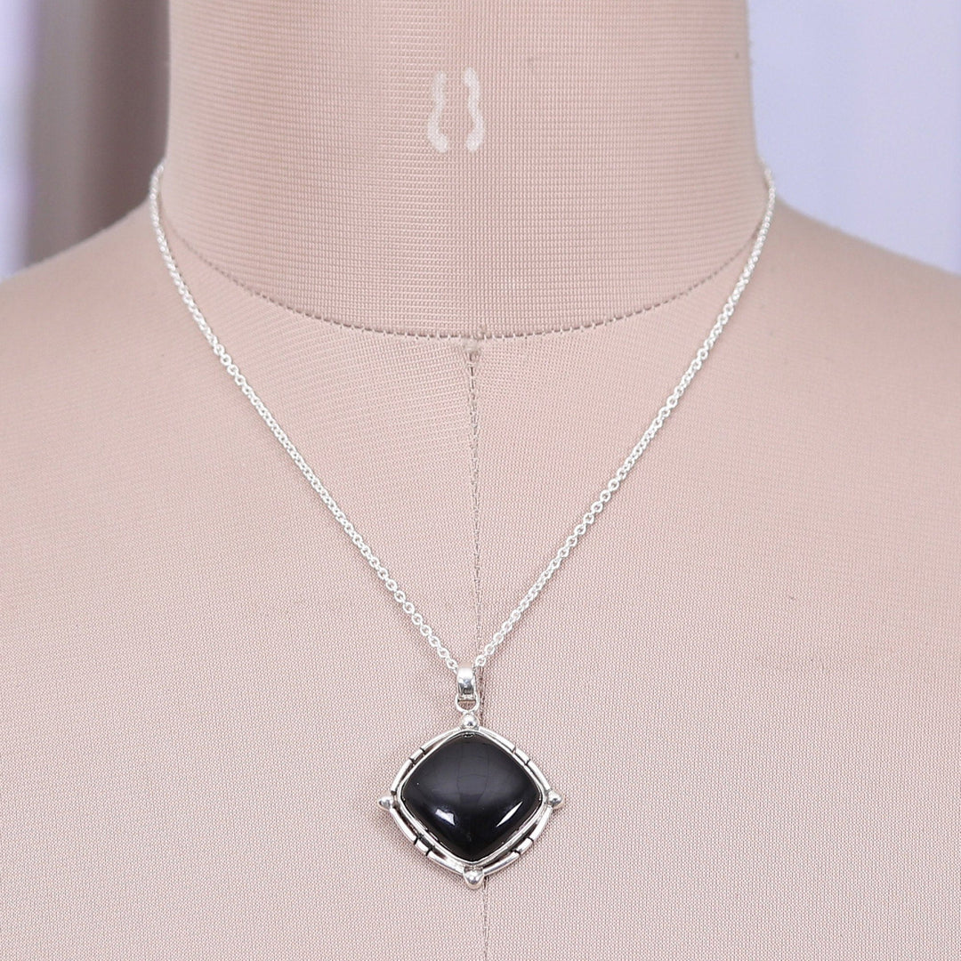 Polished Diamond-Shaped Onyx Cabochon Pendant Necklace - Nocturnal Affair