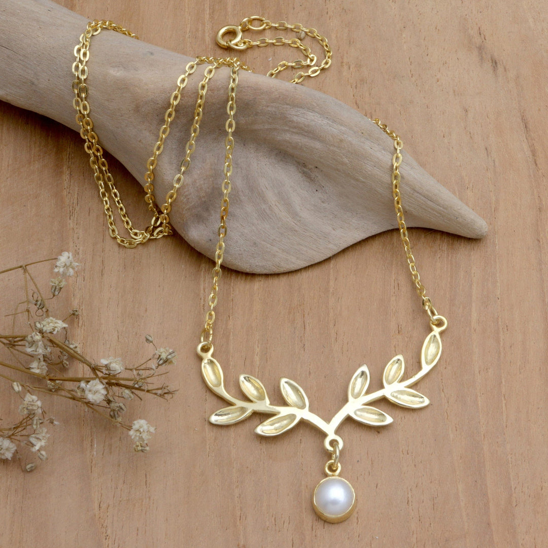 18k Gold-Plated Pendant Necklace with Olive Leaves and Pearl - Pearly Victory