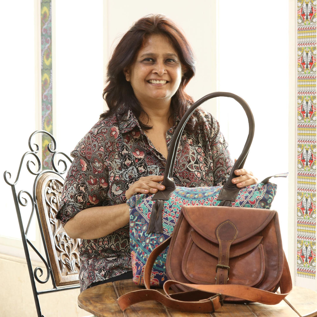 100% Stone Leather Shoulder Bag with Magnetic Closure - Stone Statement