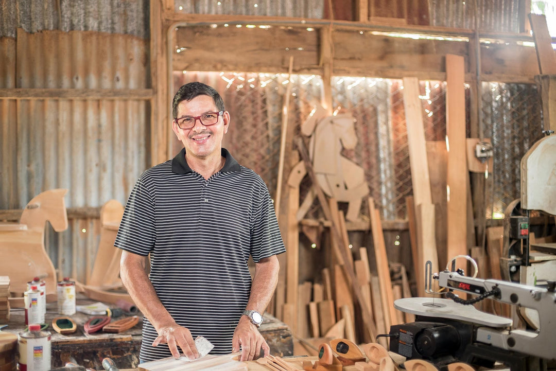 Handmade Round Bay Laurel, Cedar and Pinewood Cutting Board - Delicious Moon