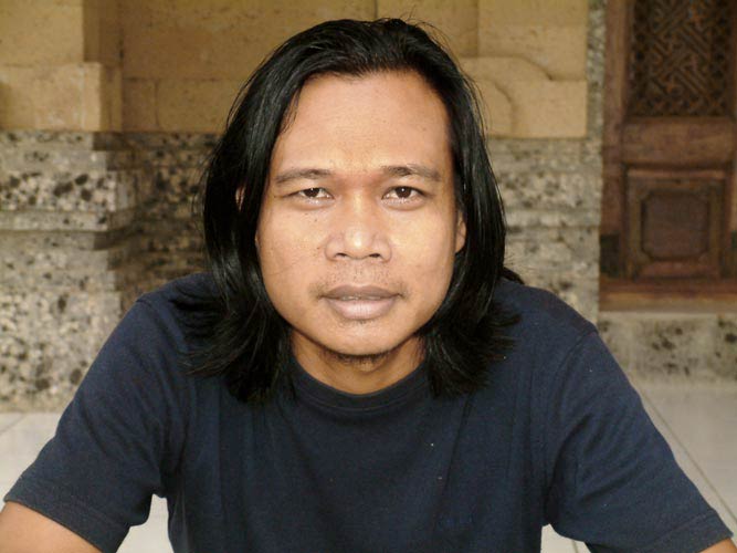 Indonesian Suar Wood Sculpture - Friendly Post