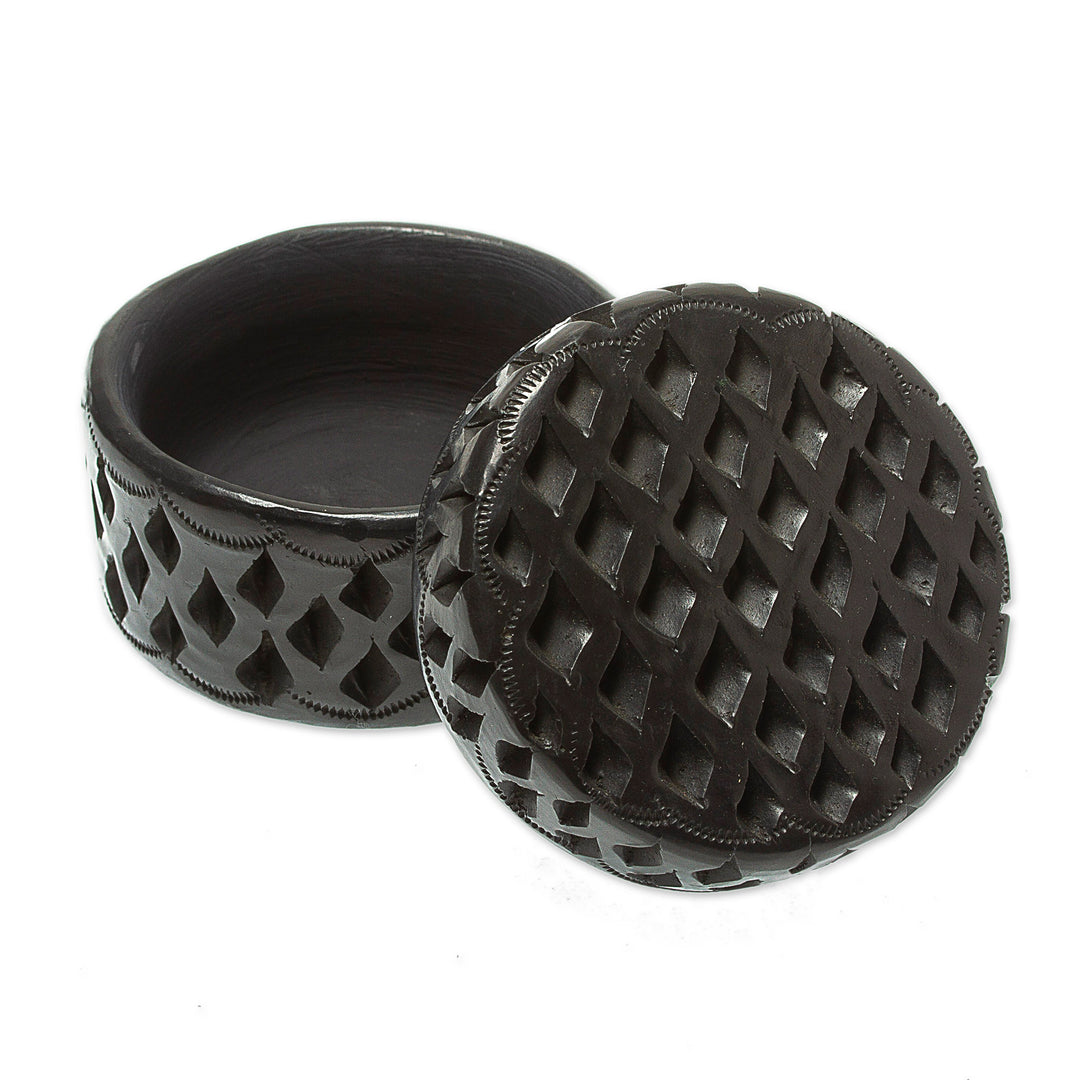 Handmade Barro Negro Decorative Box - Round Trellis