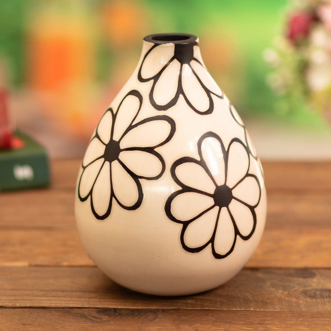 Chulucanas Decorative Vase - White with Burnt Flowers