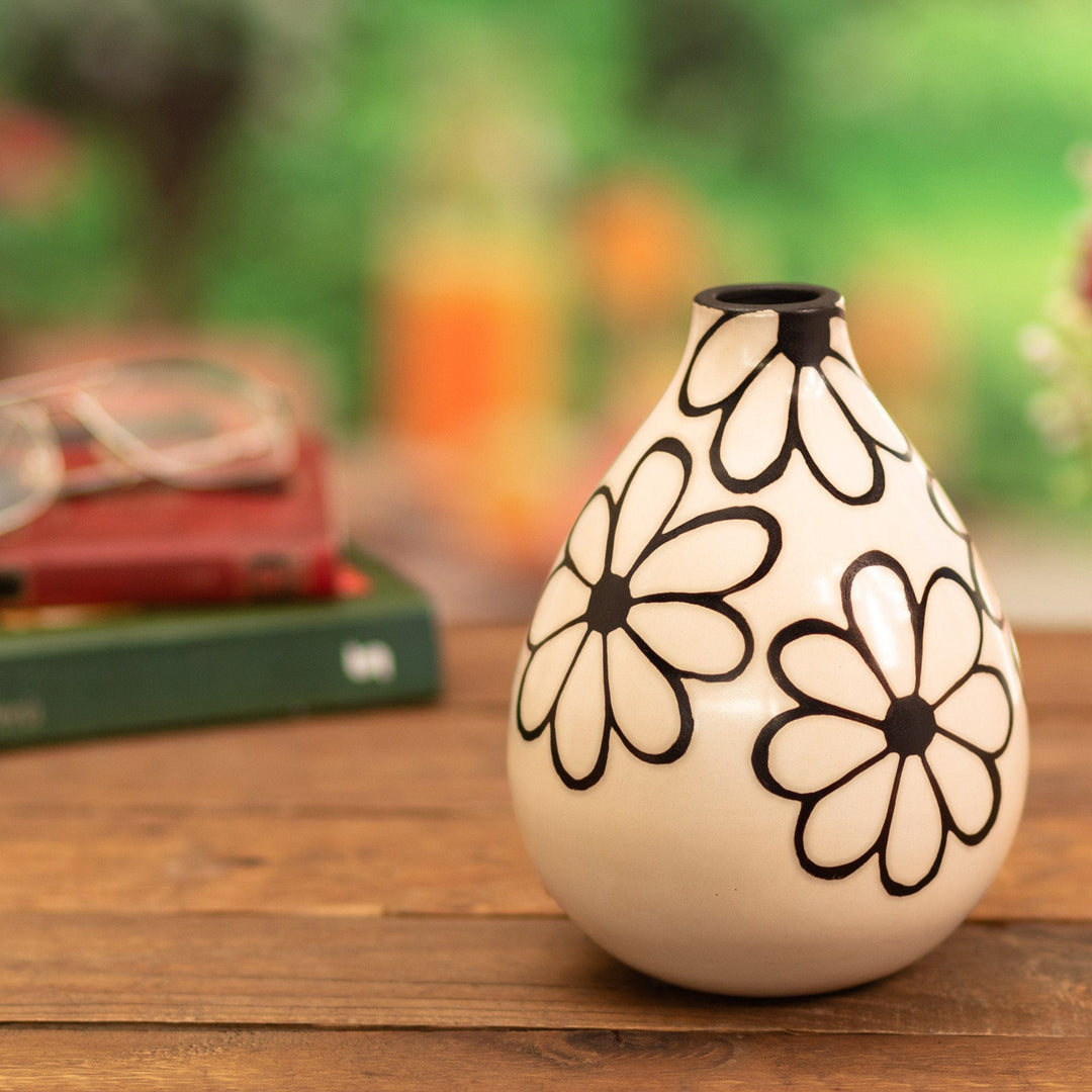 Chulucanas Decorative Vase - White with Burnt Flowers