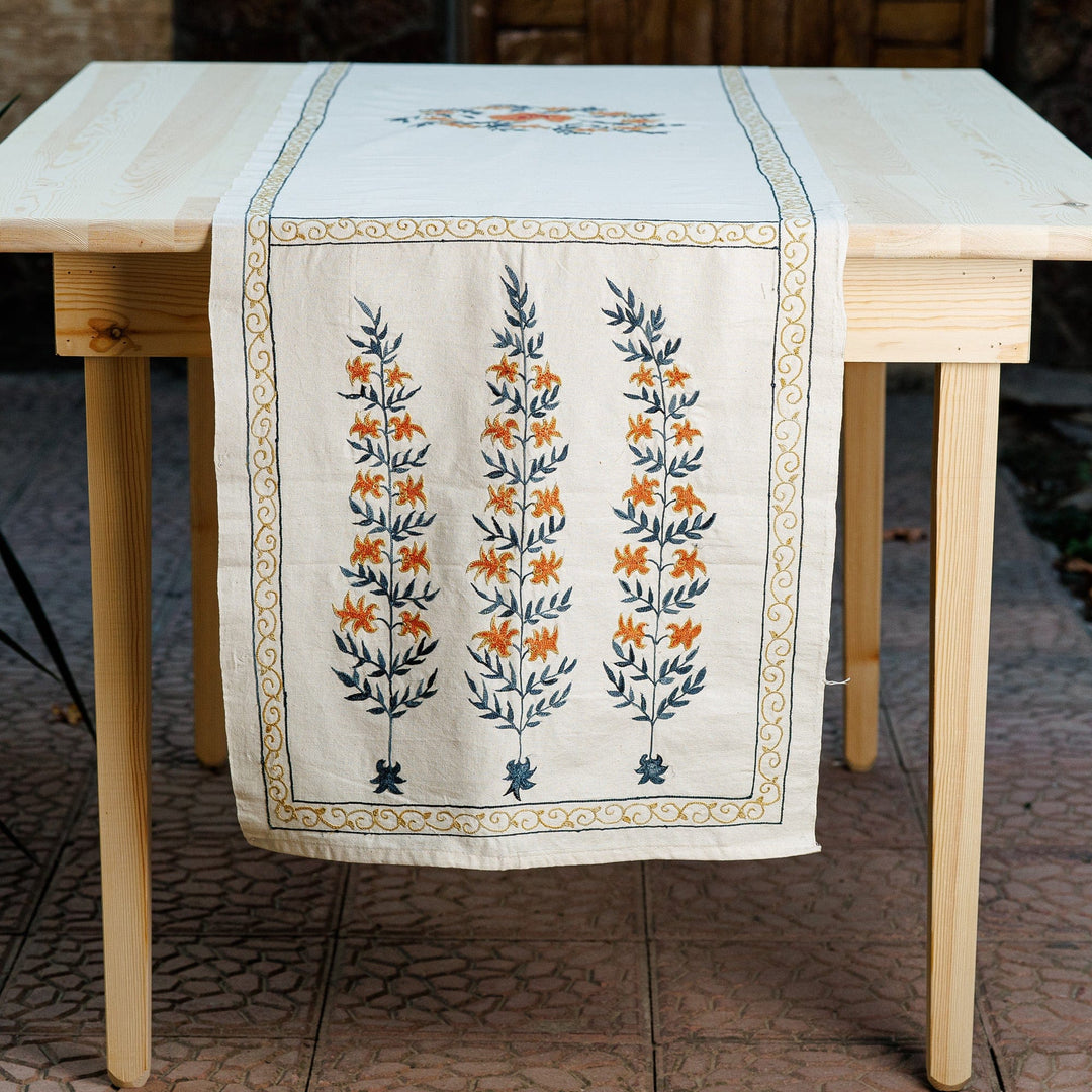 Embroidered Jonquil-Themed Cotton Table Runner - Jonquils
