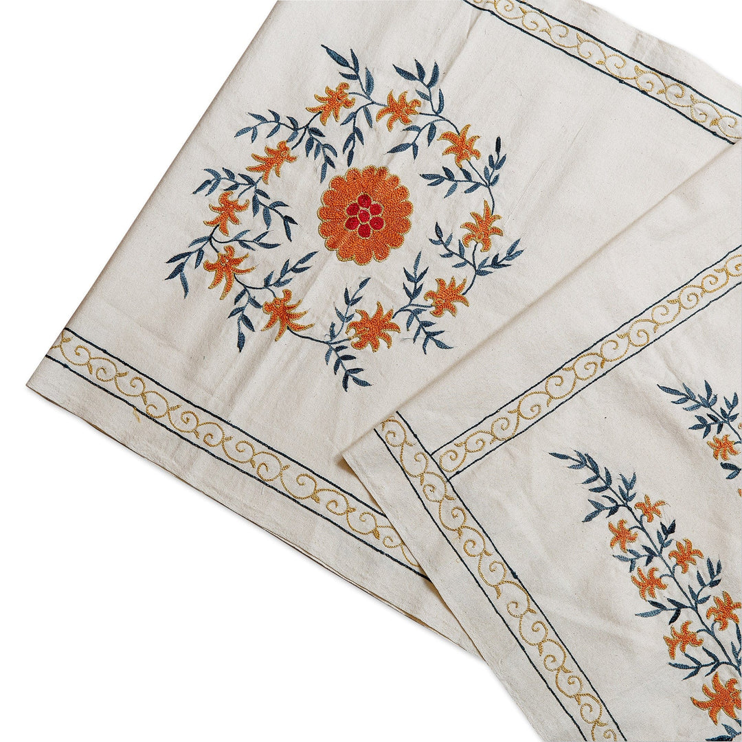 Embroidered Jonquil-Themed Cotton Table Runner - Jonquils