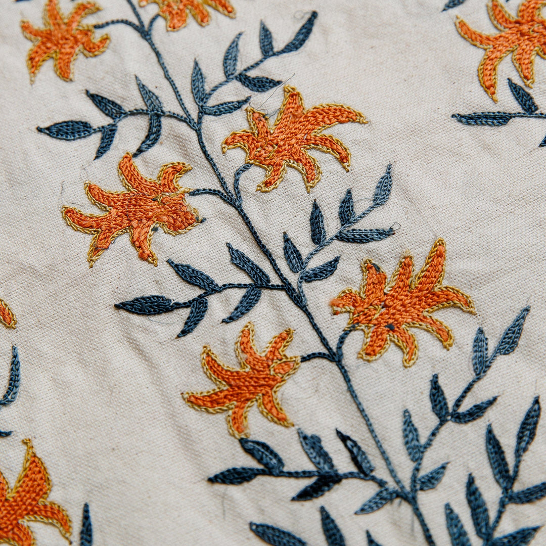 Embroidered Jonquil-Themed Cotton Table Runner - Jonquils