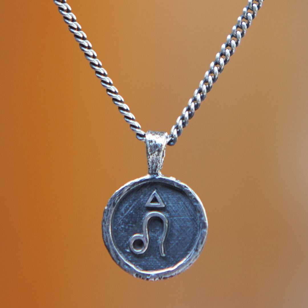 Leo Charm