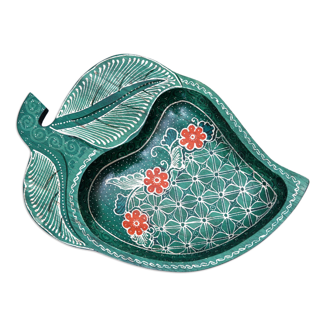 Batik Leaf-Shaped Green and Red Pule Wood Decorative Plate - Truntum Foliage