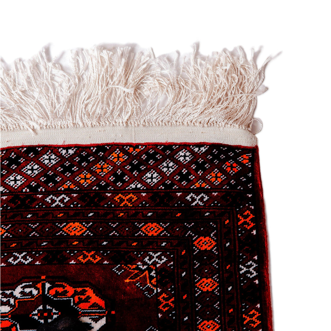 Handcrafted Crimson and White Classic Area Rug (2.5x4) - Red Roads