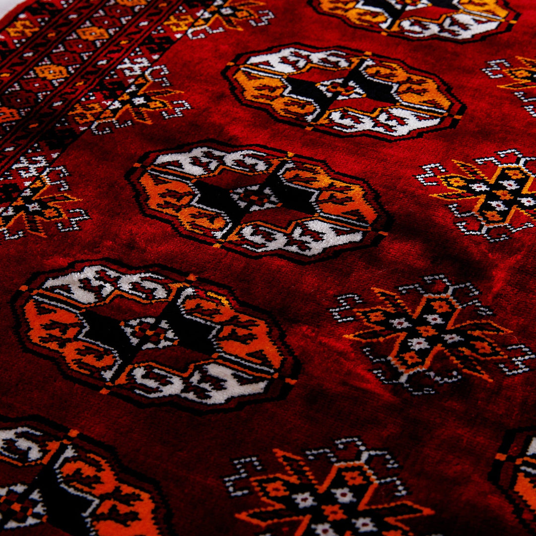 Handcrafted Crimson and White Classic Area Rug (2.5x4) - Red Roads