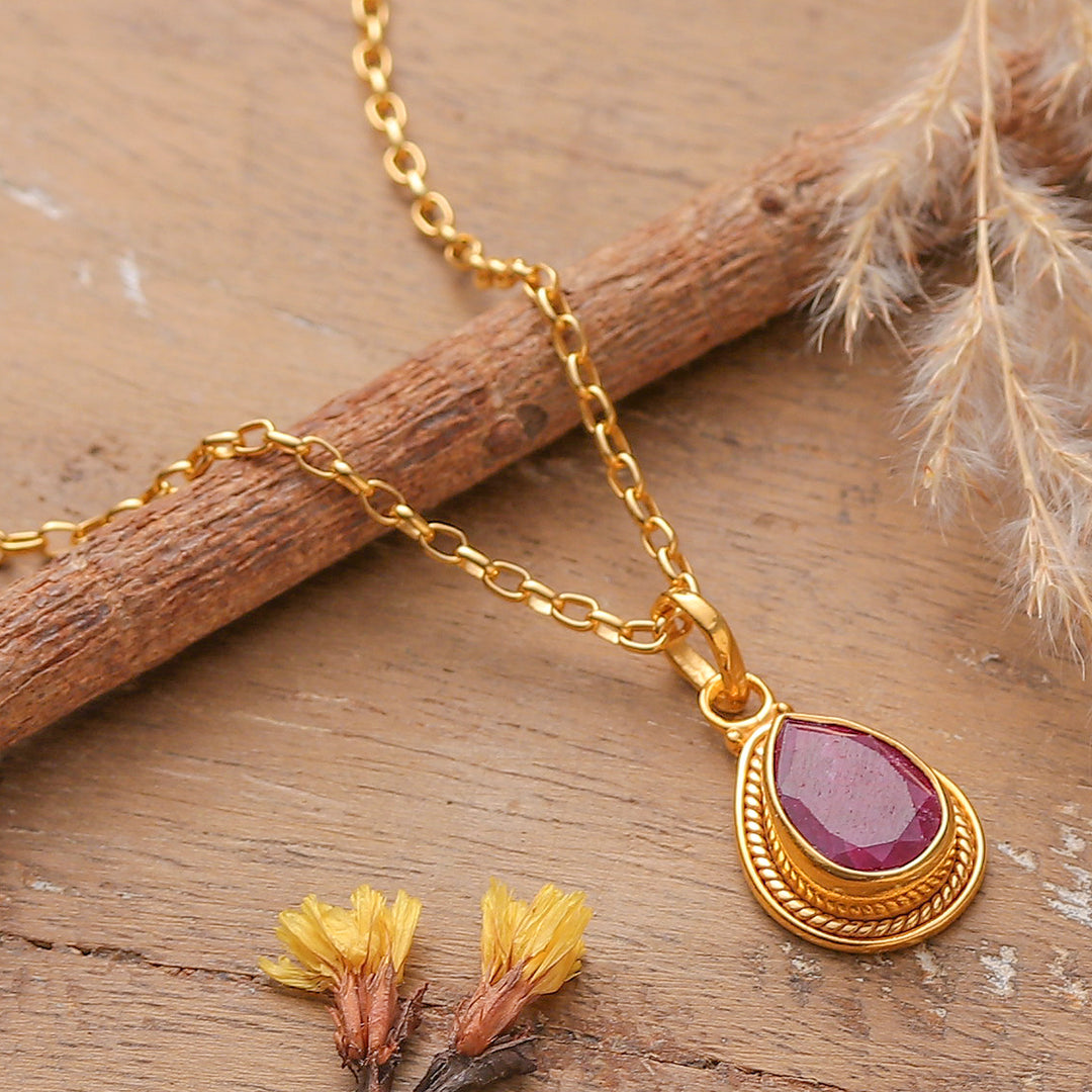 22k Gold-Plated Pendant Necklace with 3-Carat Ruby Gemstone - Halo Effect in Crimson