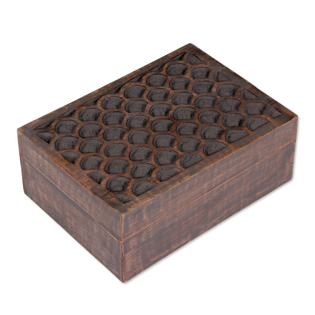 Scallop-Patternerd Hand-Carved Medium-Sized Mango Wood Box - Scallop Secrets