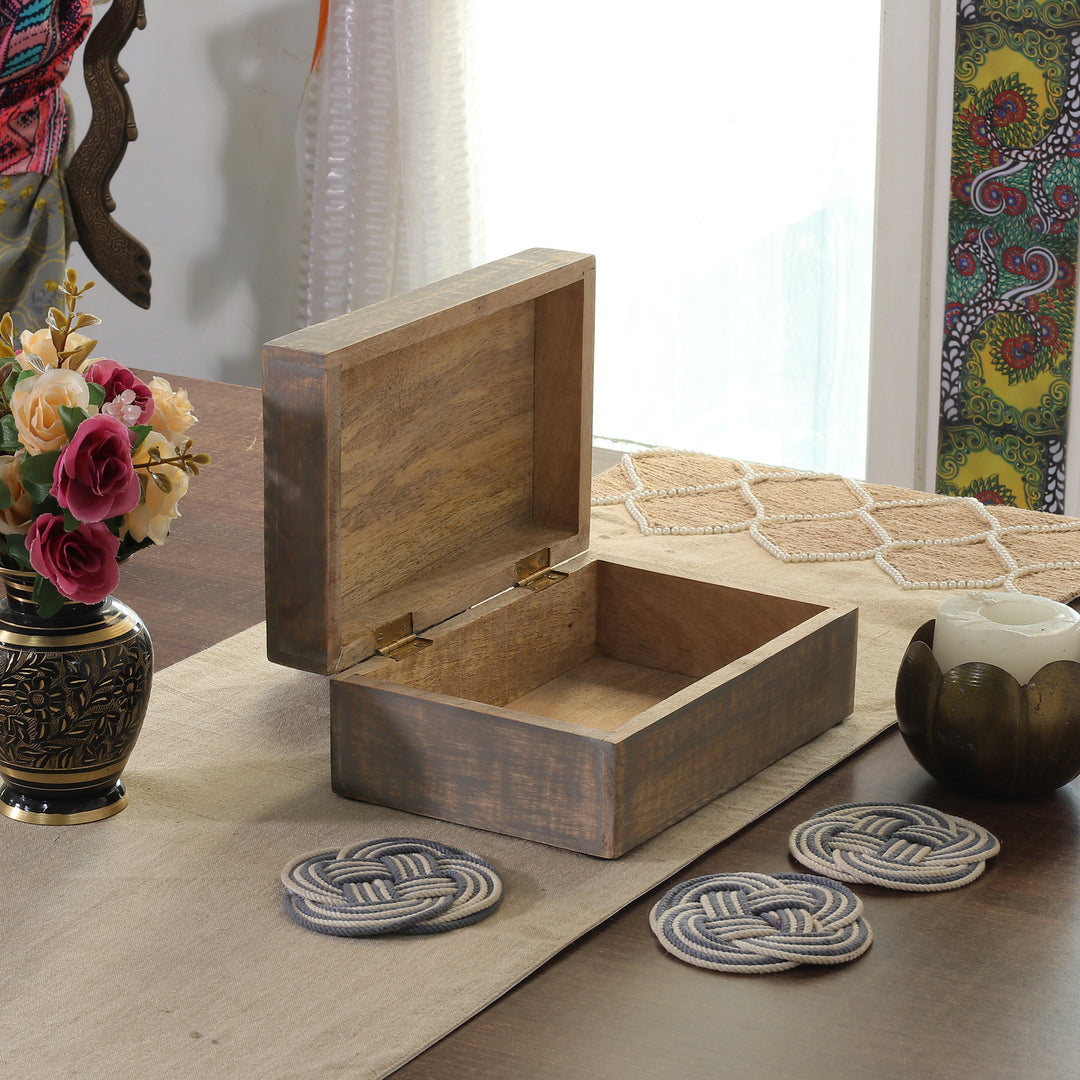 Scallop-Patternerd Hand-Carved Medium-Sized Mango Wood Box - Scallop Secrets