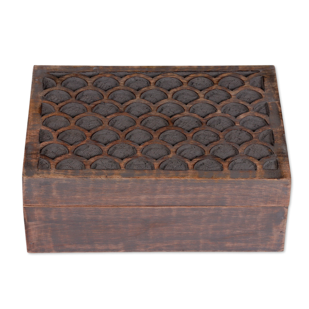 Scallop-Patternerd Hand-Carved Medium-Sized Mango Wood Box - Scallop Secrets