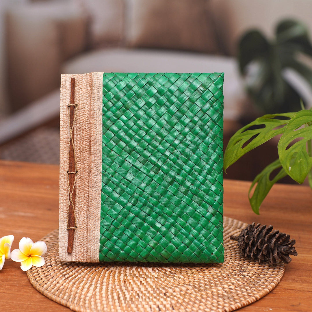 Happy Weaver in Green