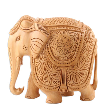 Exquisite Elephant Wood Figurine Carved in - Grandiose Elephant