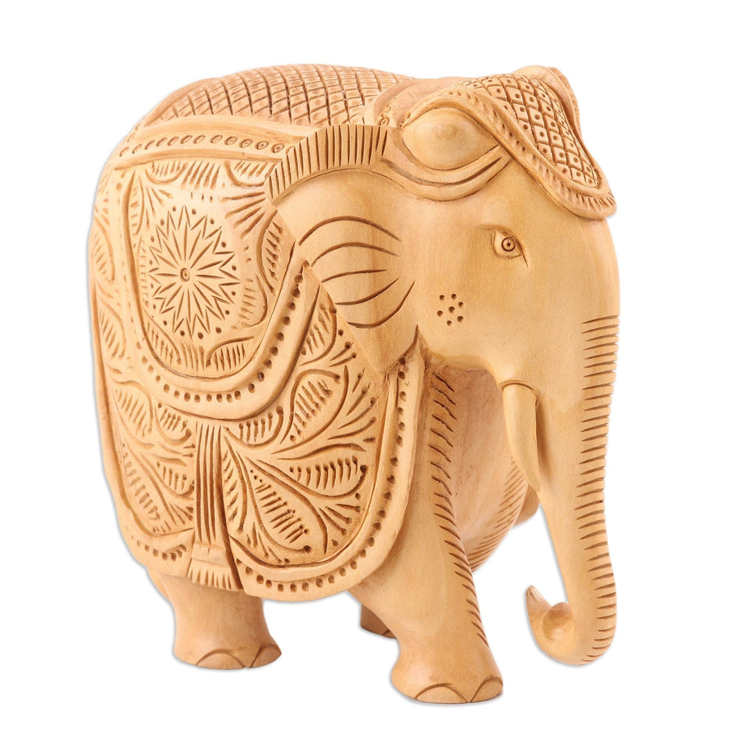 Exquisite Elephant Wood Figurine Carved in - Grandiose Elephant