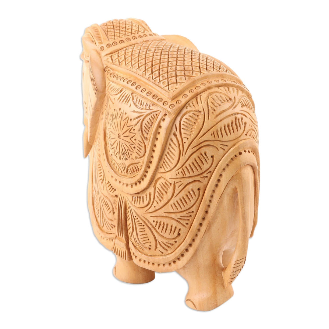 Exquisite Elephant Wood Figurine Carved in - Grandiose Elephant