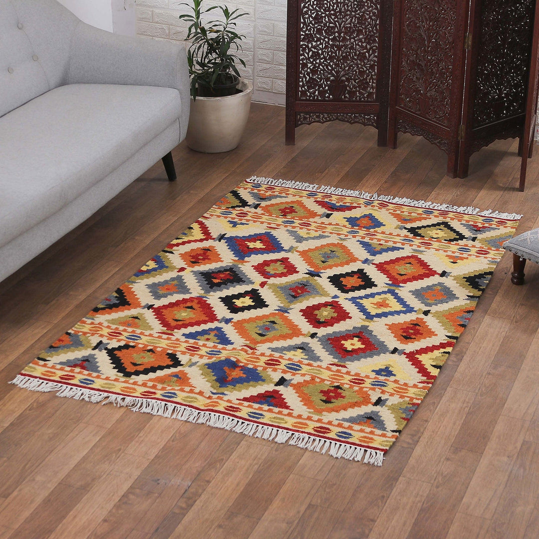 Handloomed Diamond-Patterned Wool Rug with Fringes (4x6) - Palace Visit