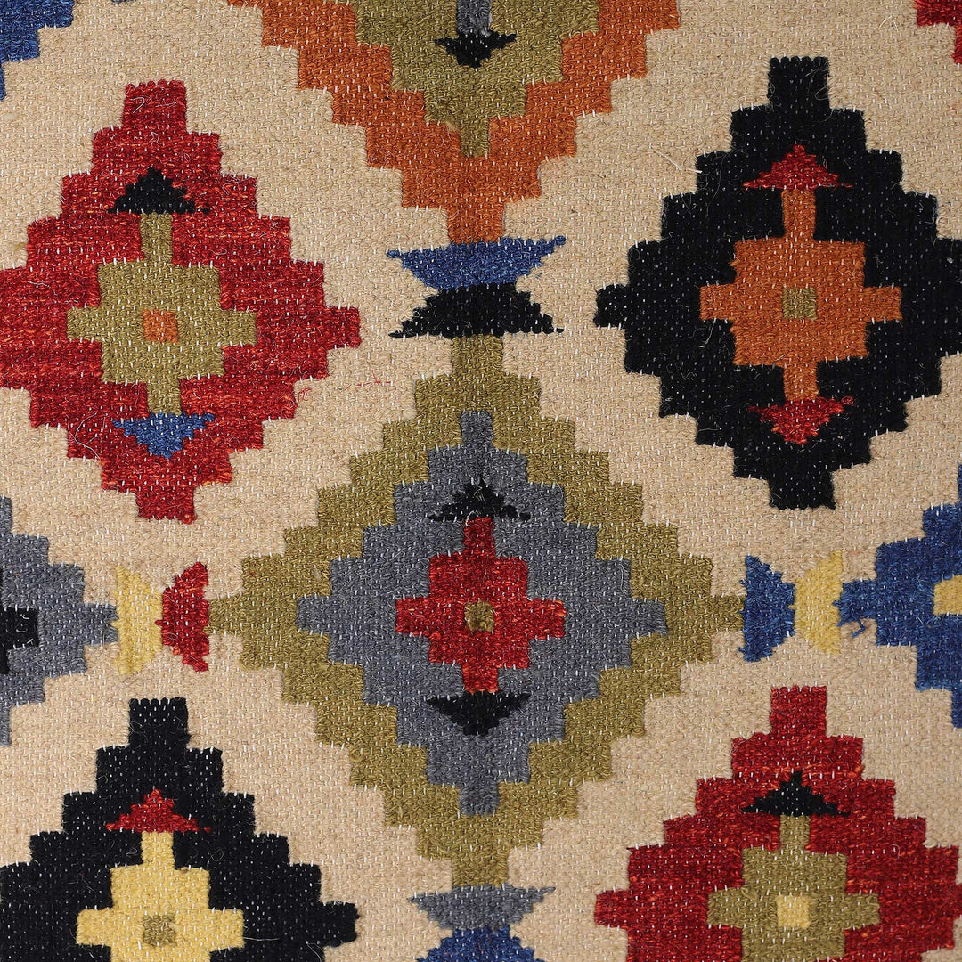 Handloomed Diamond-Patterned Wool Rug with Fringes (4x6) - Palace Visit