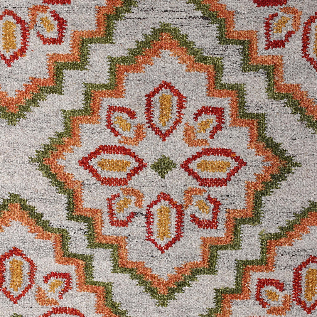 Traditional Floral Handloomed Wool Area Rug from India (3x5) - Floral Boom