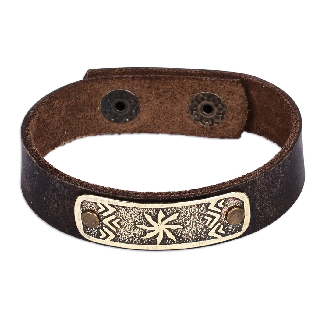 Men's Leather Bracelet with Sun-Themed Brass Pendant - Infinite Harmony