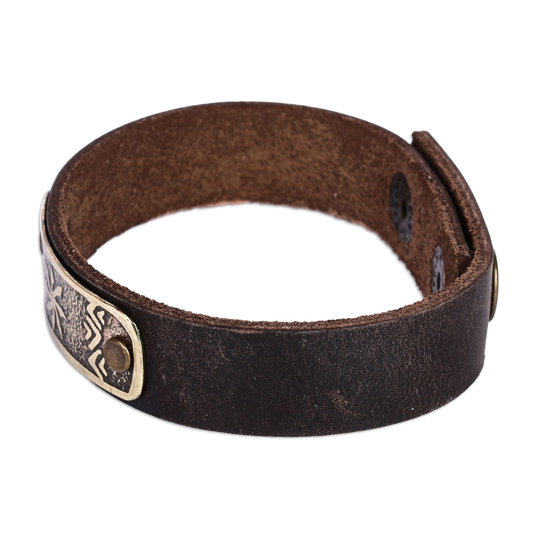 Men's Leather Bracelet with Sun-Themed Brass Pendant - Infinite Harmony